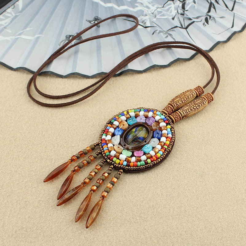 Collier pendentif à long pompon de style bohème