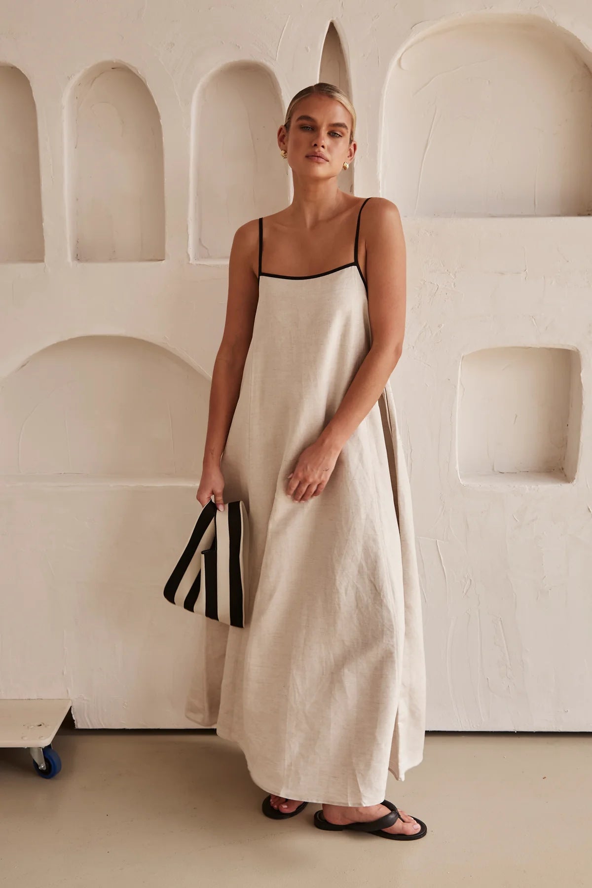 Robe longue de couleur contrastée pour les vacances d'été