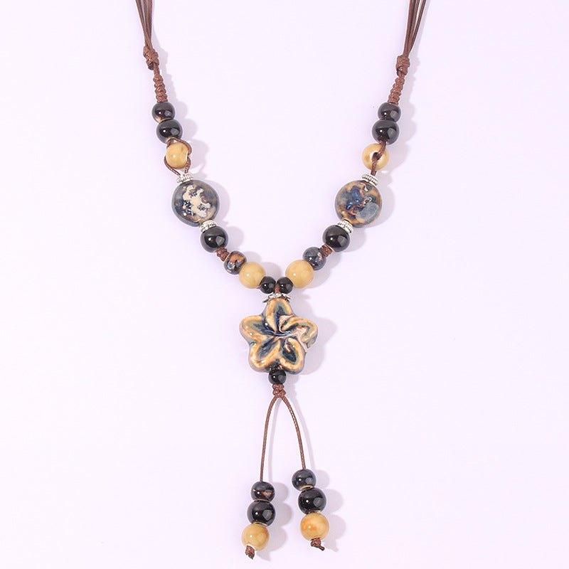 Collar con borlas y cuentas de cerámica bohemia hecho a mano