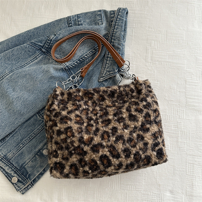 Bolso tote con cadena de peluche de leopardo para mujer