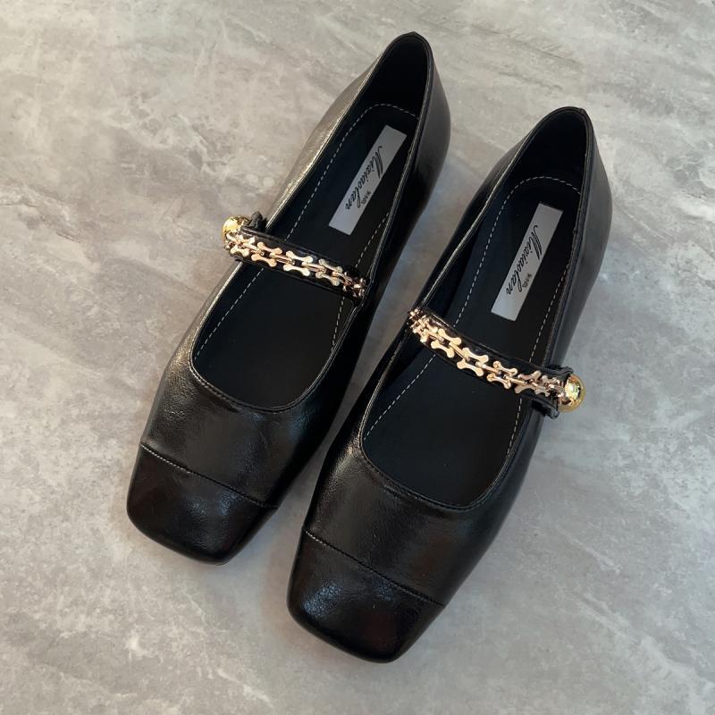 Mocasines Mary Jane de moda para mujer con punta cuadrada y adornos metálicos