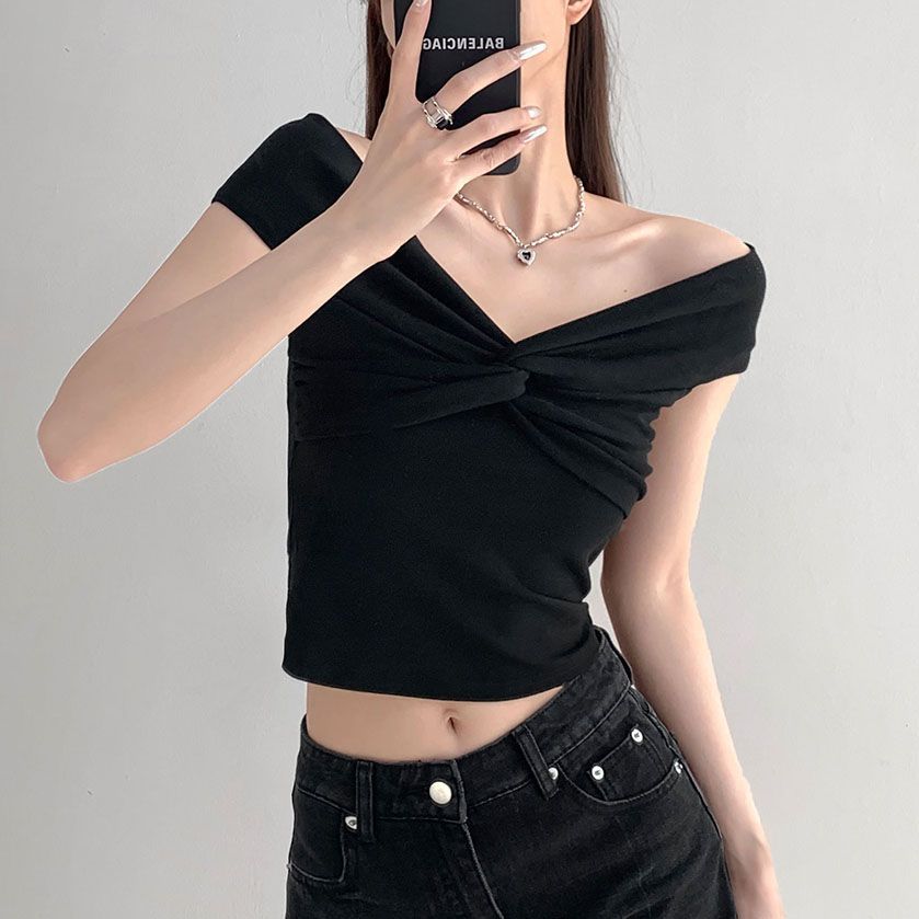 Camiseta plisada de manga corta con hombros descubiertos para mujer