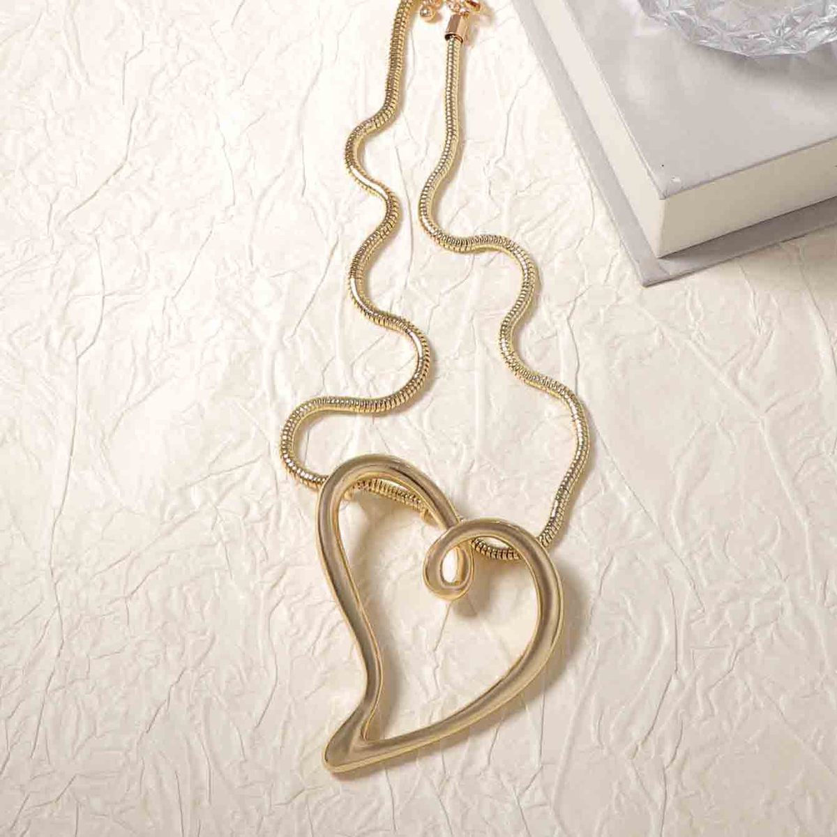 Collar con colgante de amor hueco de aleación de cuerda simple a la moda para mujer