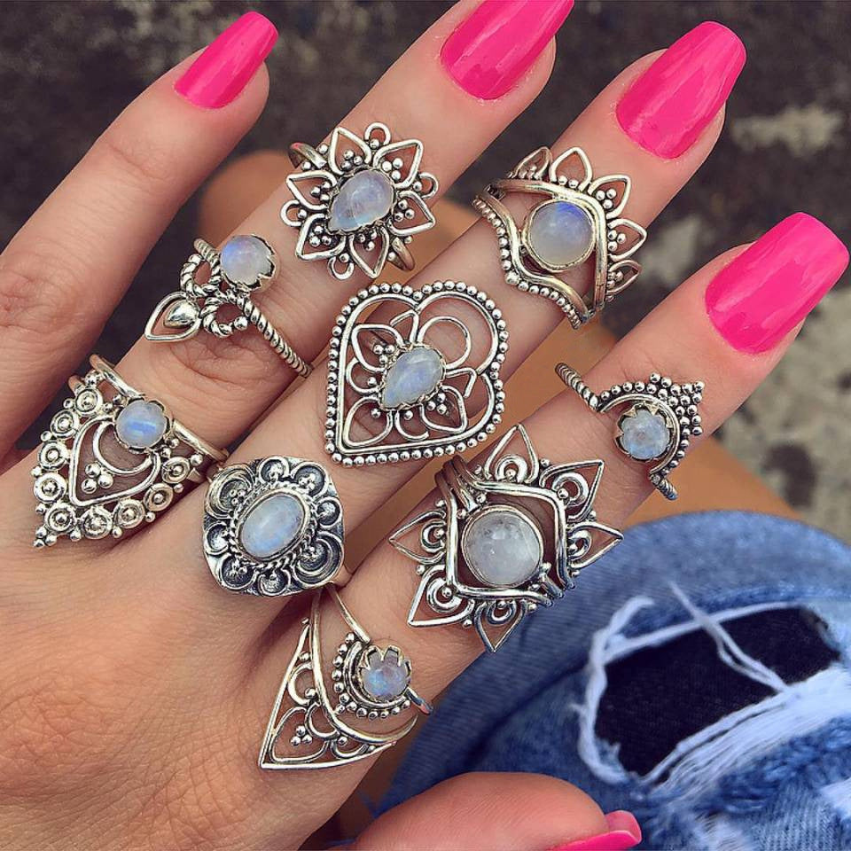Anillo retro con gema y corona grabada exagerada para mujer