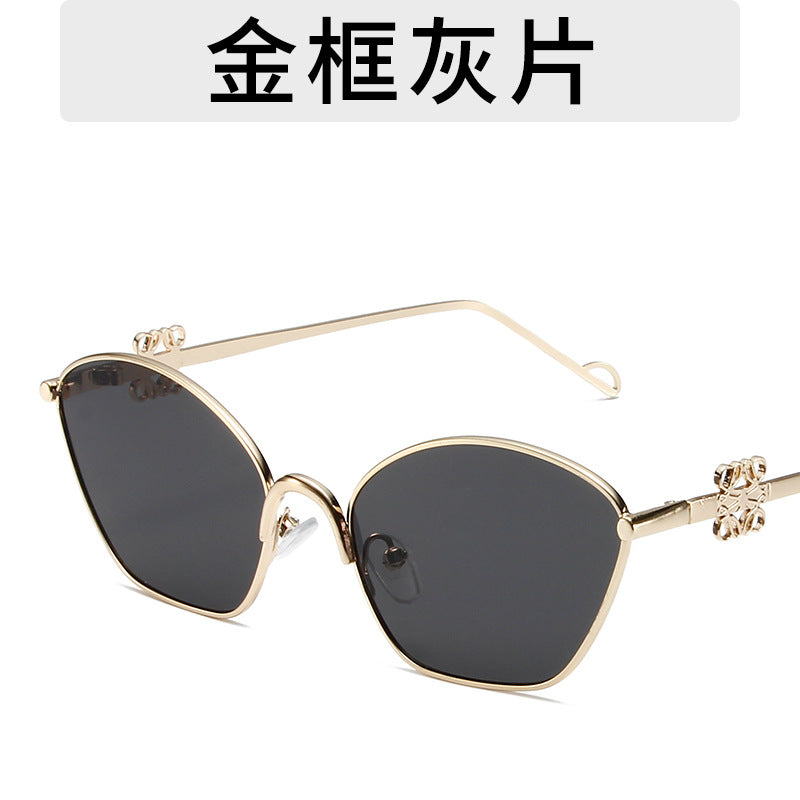 Gafas de sol poligonales con montura metálica sencilla