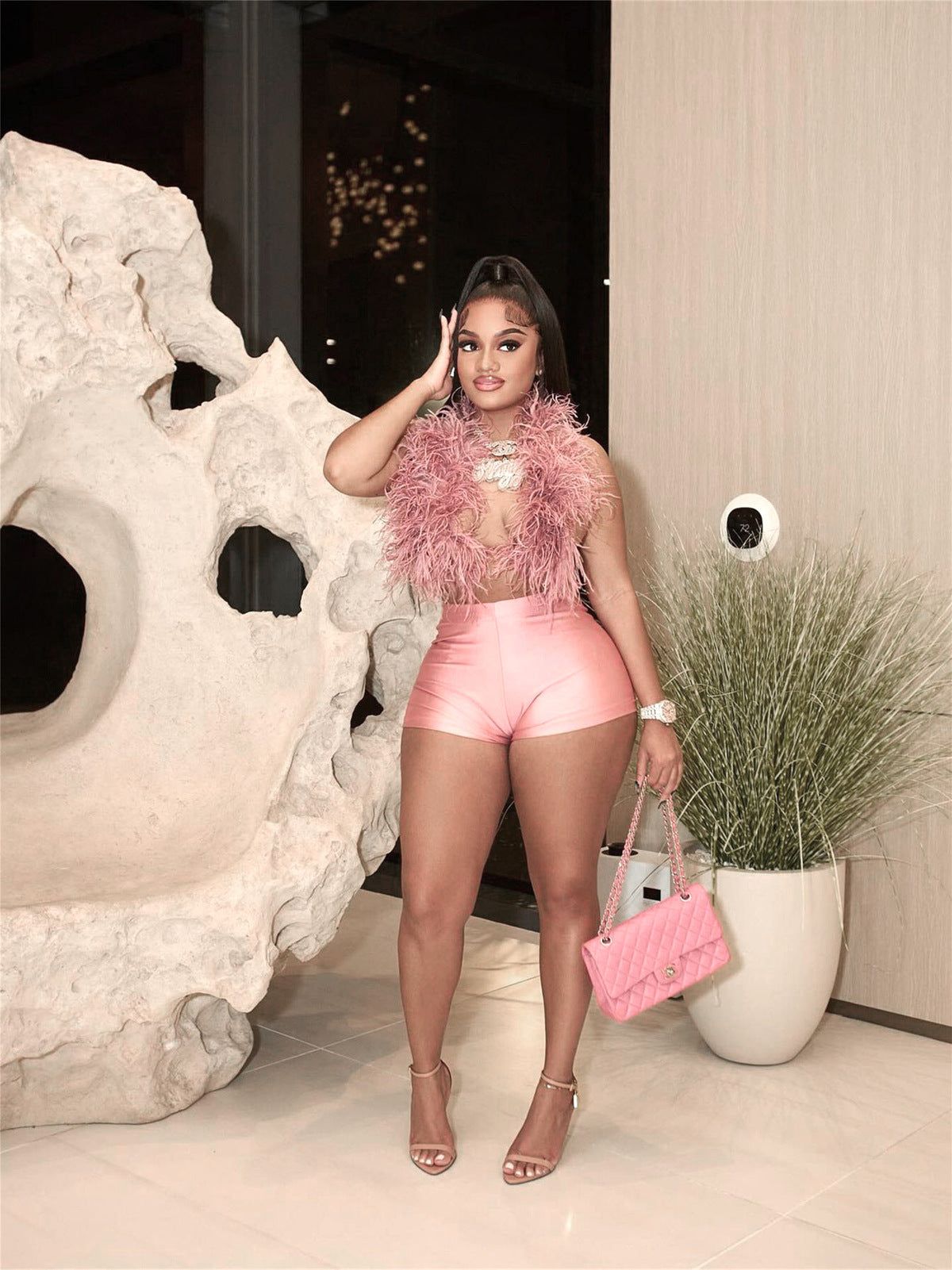 Conjunto de dos piezas de top corto con cuello halter y plumas sexy para mujer, sin espalda y pantalones cortos ajustados