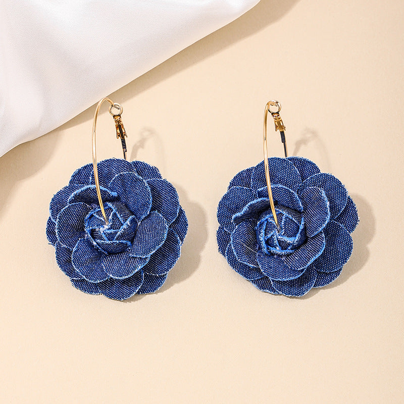 Boucles d'oreilles florales en denim exagérées et créatives