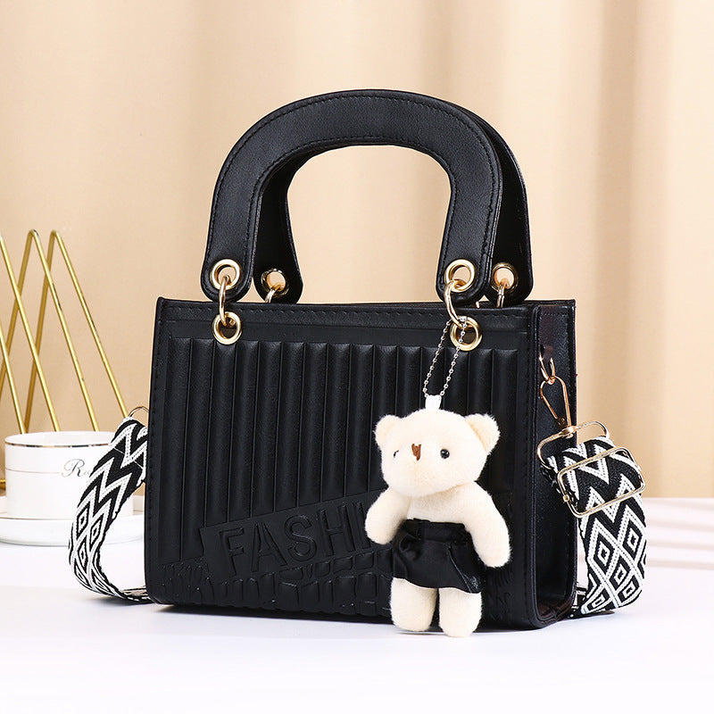 Sac à main décontracté à motif losange de couleur unie pour femme avec pendentif ours