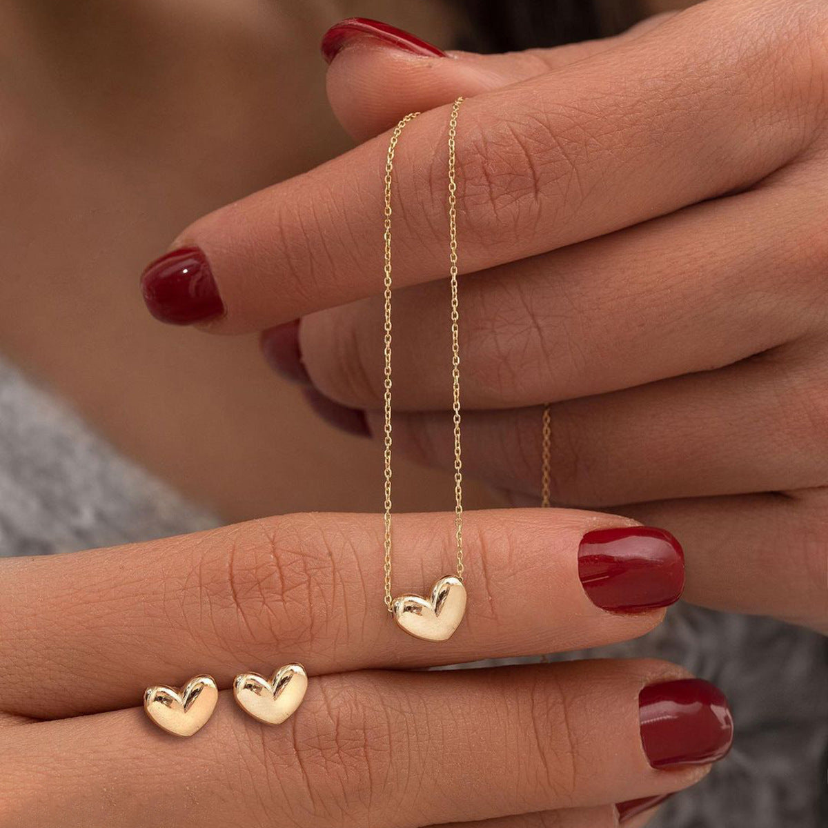 Conjunto de collar y pendientes con forma de corazón de oro, elegante y sencillo.