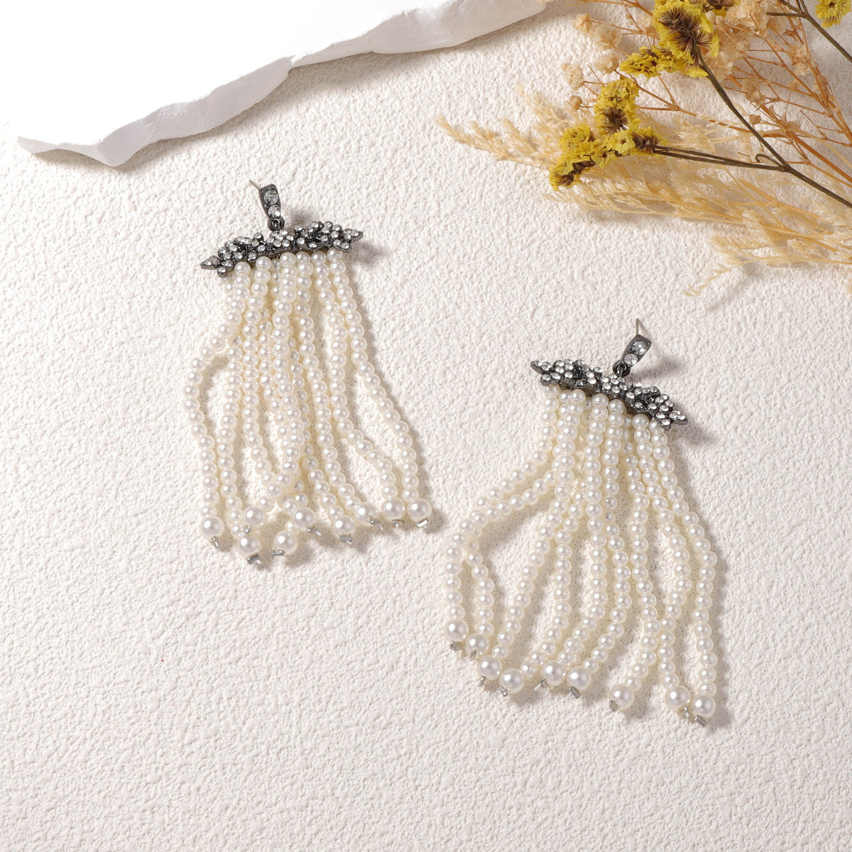 Elegantes pendientes de borlas con cascada de perlas de imitación