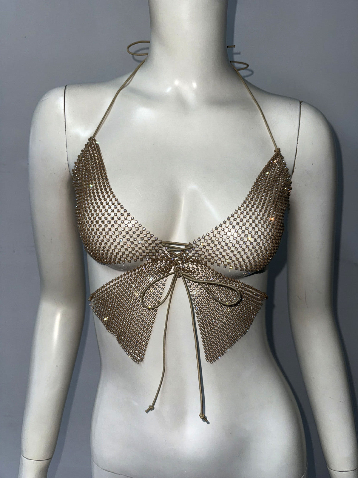 Top corto con cuello halter y red de pesca con diamantes de imitación para mujer