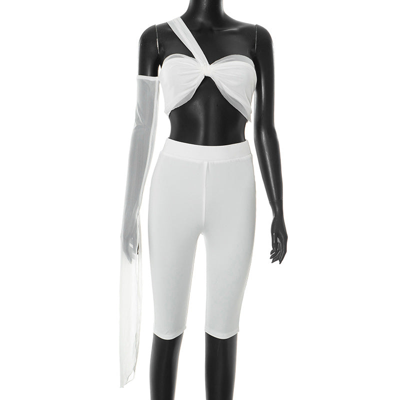 Conjunto de dos piezas de malla irregular para mujer, con top de tubo sin mangas y pantalones ajustados.