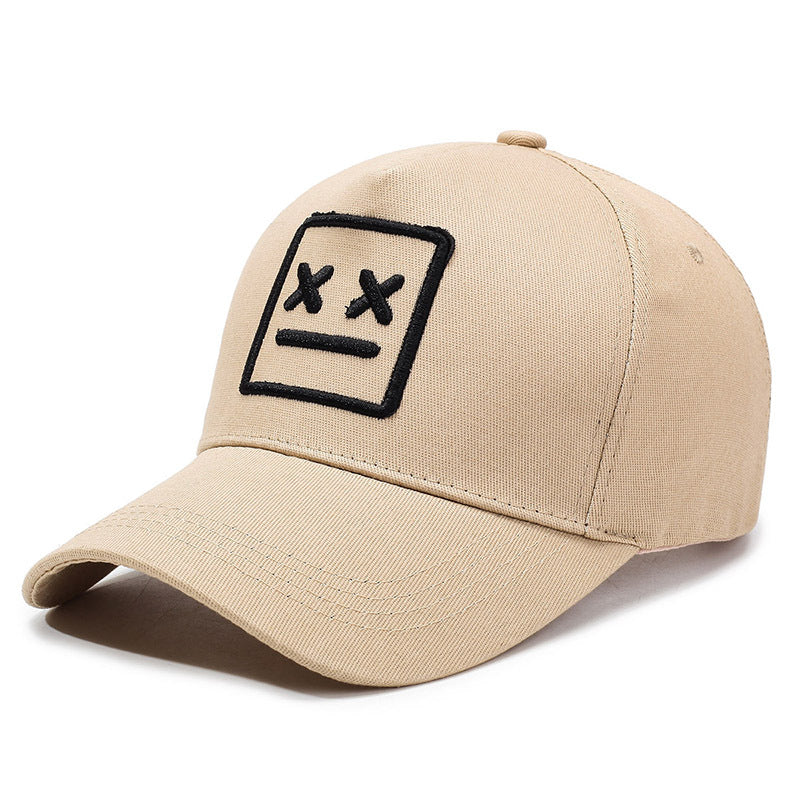 Casquette simple brodée avec coutures contrastées