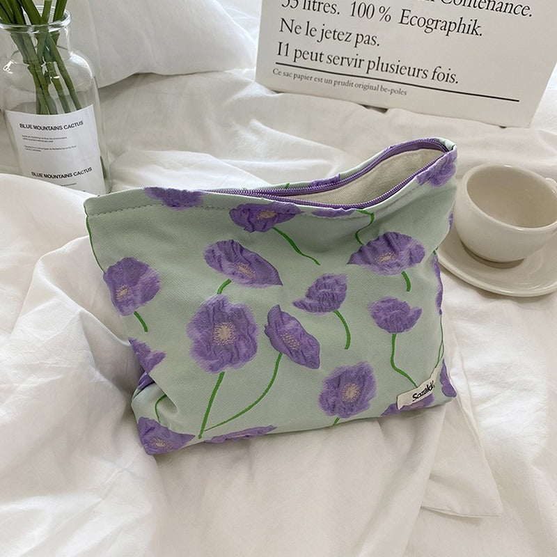 Elegante neceser con estampado de flores y cremallera