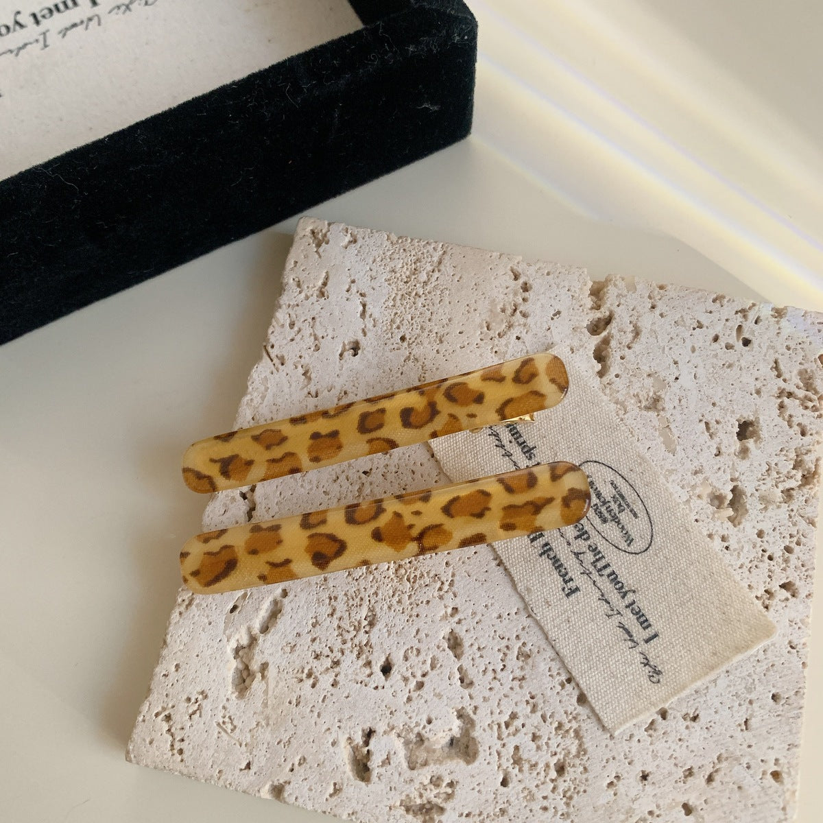Horquilla de tira larga de leopardo acrílico para mujer: un accesorio elegante y con estilo.
