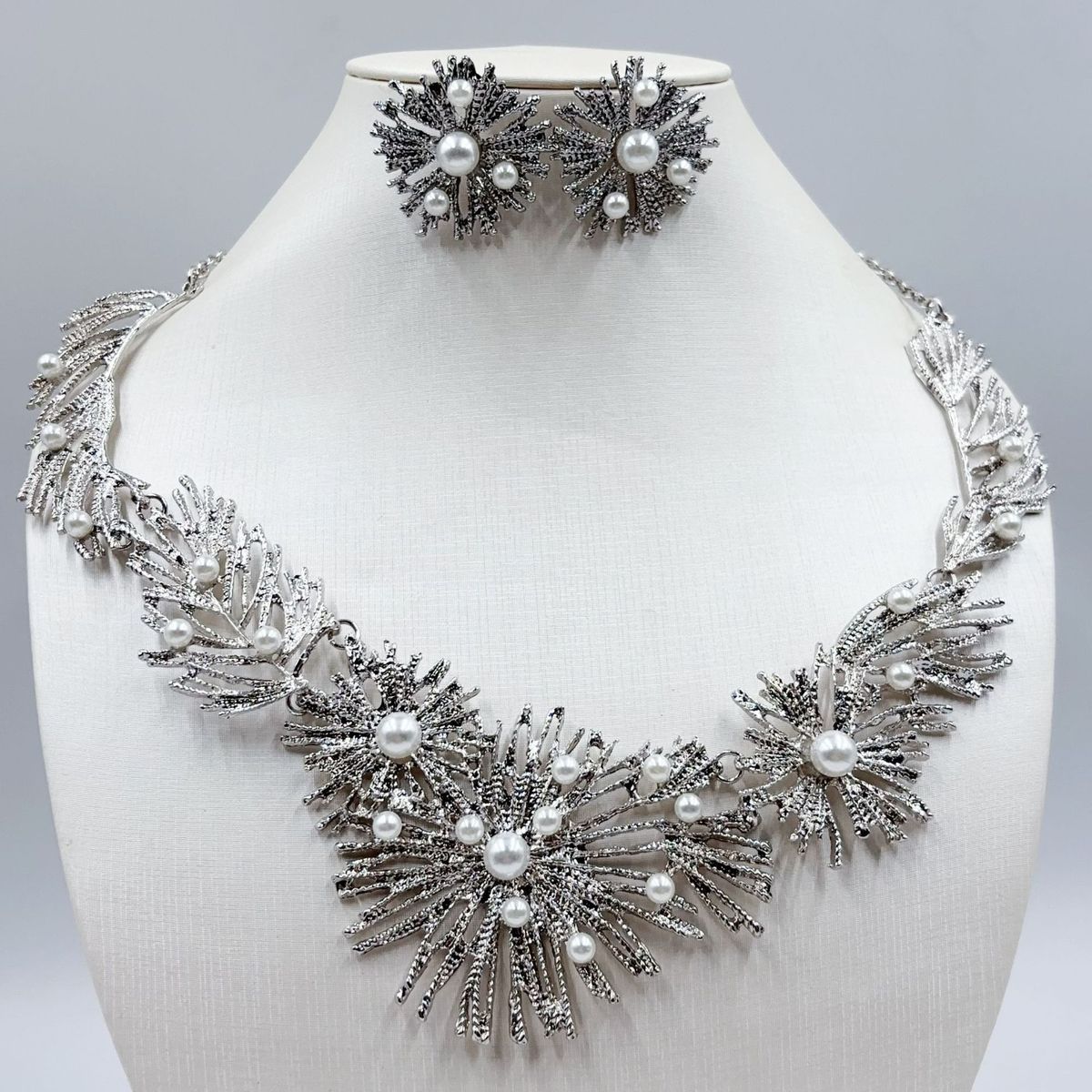 Women Fashion Geometric Alloy Pearl Necklace Earrings Set