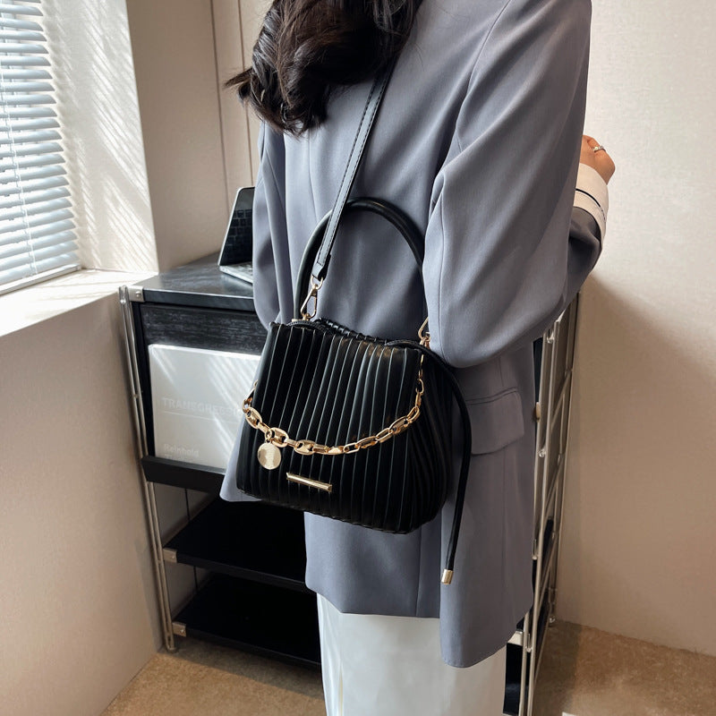 Sac à main seau plissé décontracté de couleur unie pour femme avec chaîne en métal