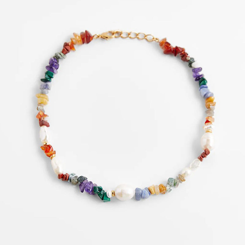 Collar bohemio de piedras multicolores tejidas a mano