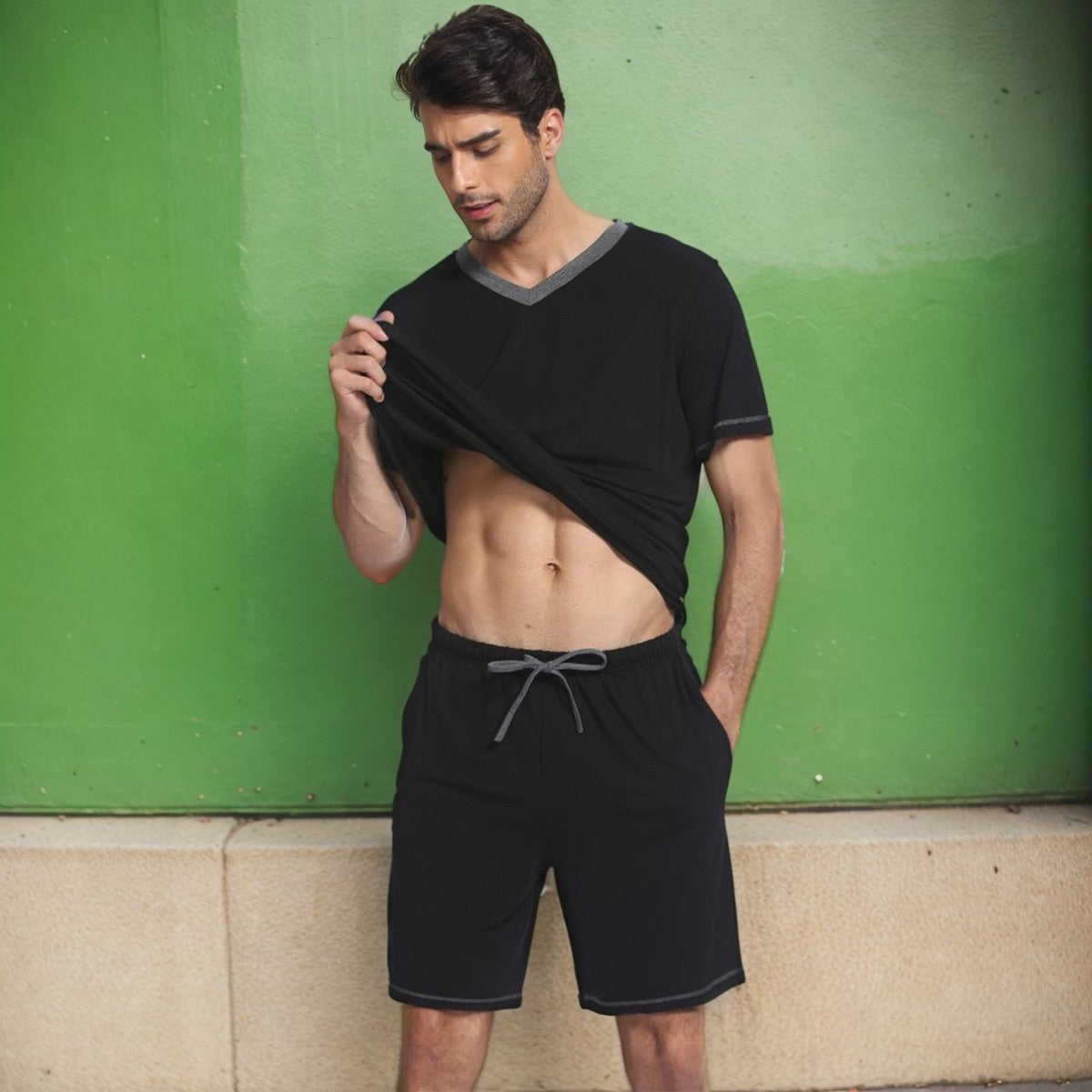 Conjunto de camiseta y pantalones cortos con cuello en V y contraste de color para hombre