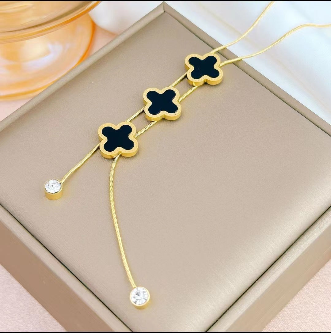 Collar con colgante de borla de trébol de cuatro hojas de acero inoxidable para mujer