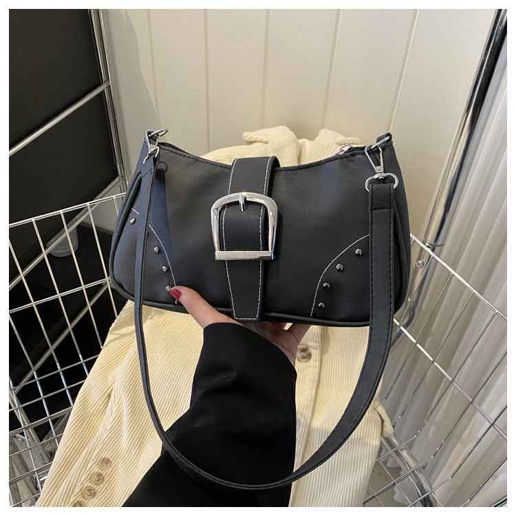 Bolso sencillo de moda con remaches para debajo del brazo