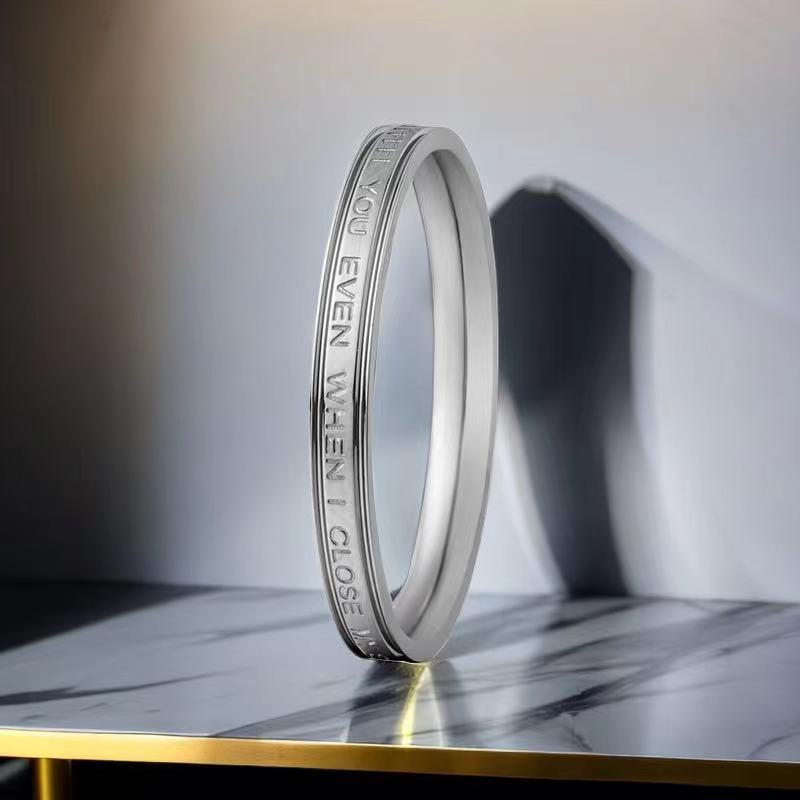 Anillo de acero de titanio con letras impresas de moda para mujer