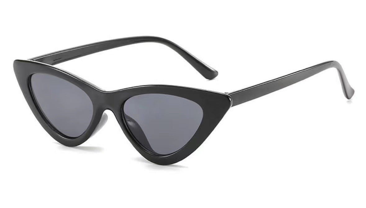 Gafas de sol retro con montura triangular pequeña y materiales de PC y CA