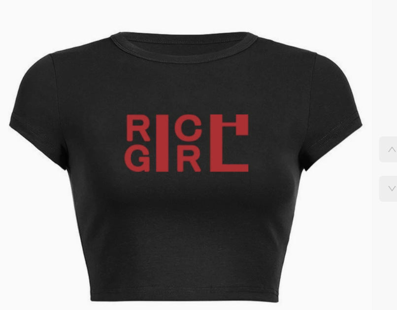 Camiseta de manga corta con estampado de letras para mujer, corte ajustado, estilo casual y moderno.