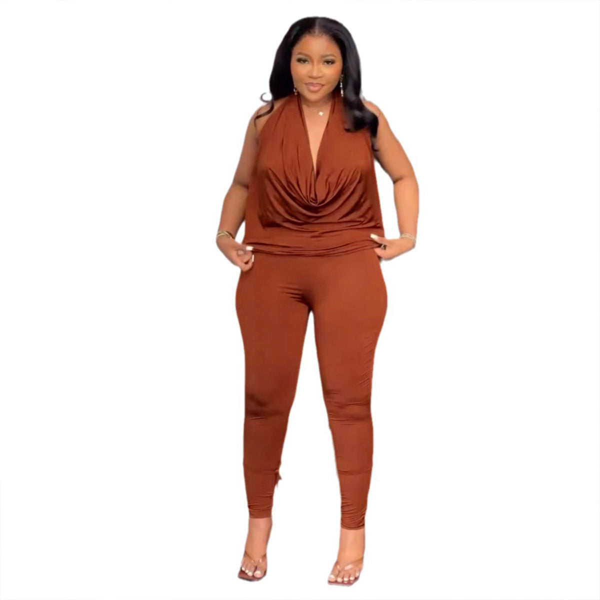 Conjunto de dos piezas de camiseta sin mangas con cuello halter y pantalones ajustados para mujer