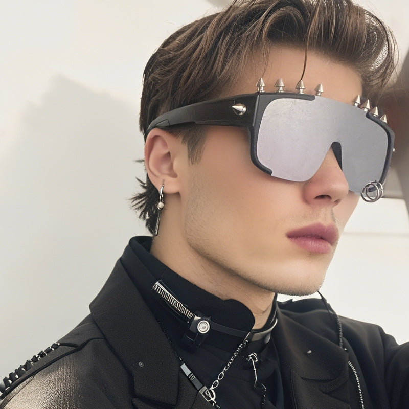 Gafas de sol de moda punk con remaches de montura grande y marco de PC