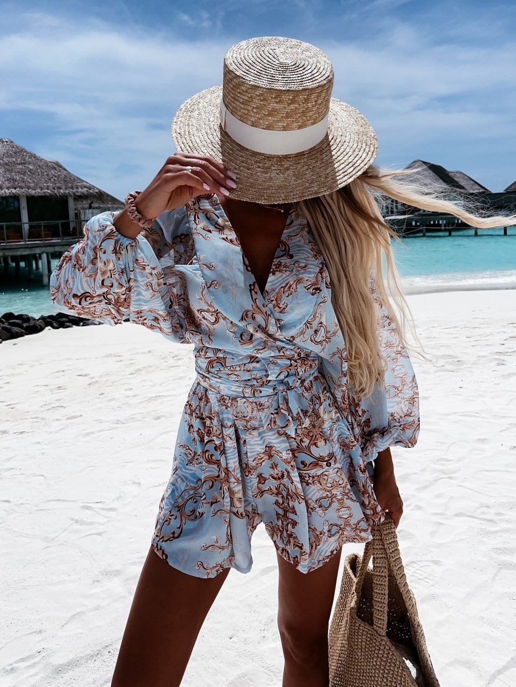 Conjunto de dos piezas de top y pantalones cortos de manga larga con cuello en V y estampado floral para mujer
