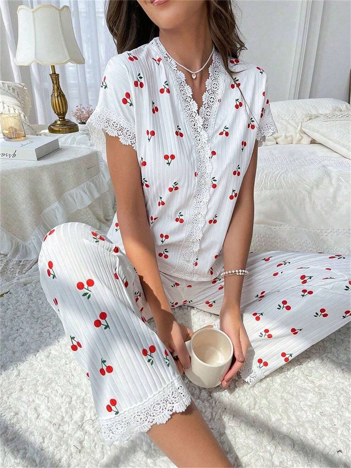Ensemble haut à manches courtes et pantalon décontracté à imprimé cerises et bordure en dentelle pour femme