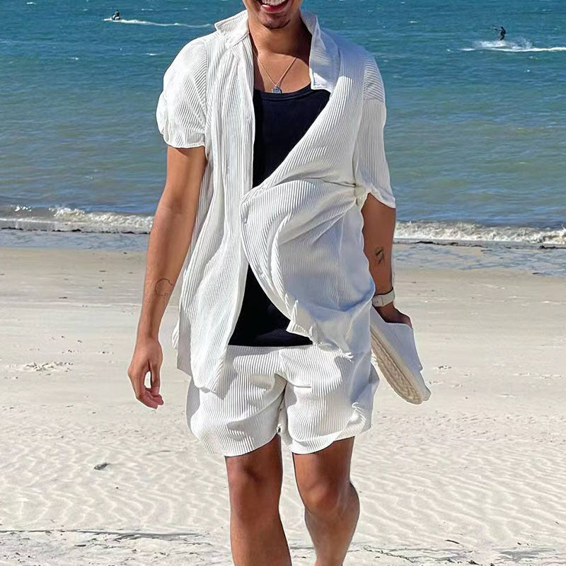 Conjunto de camisa y pantalones cortos de manga corta a rayas de estilo vacacional para hombre