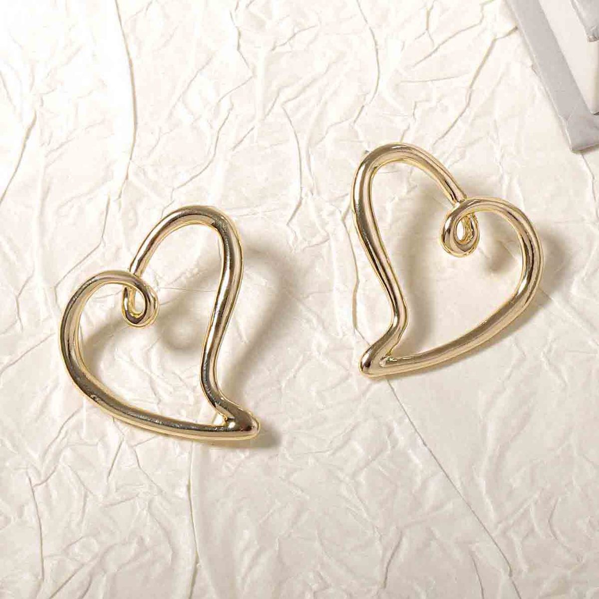 Women Fashion Hollow-Out Alloy Love Earrings - Creative Heart Style