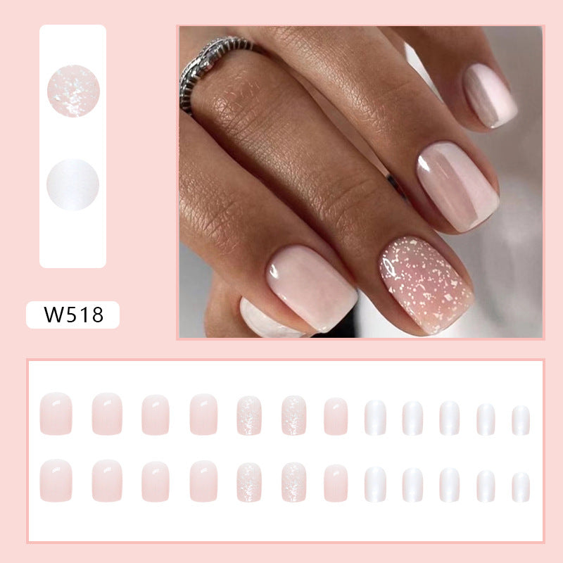 Nail Art nacré pailleté rose court et tendre pour fille