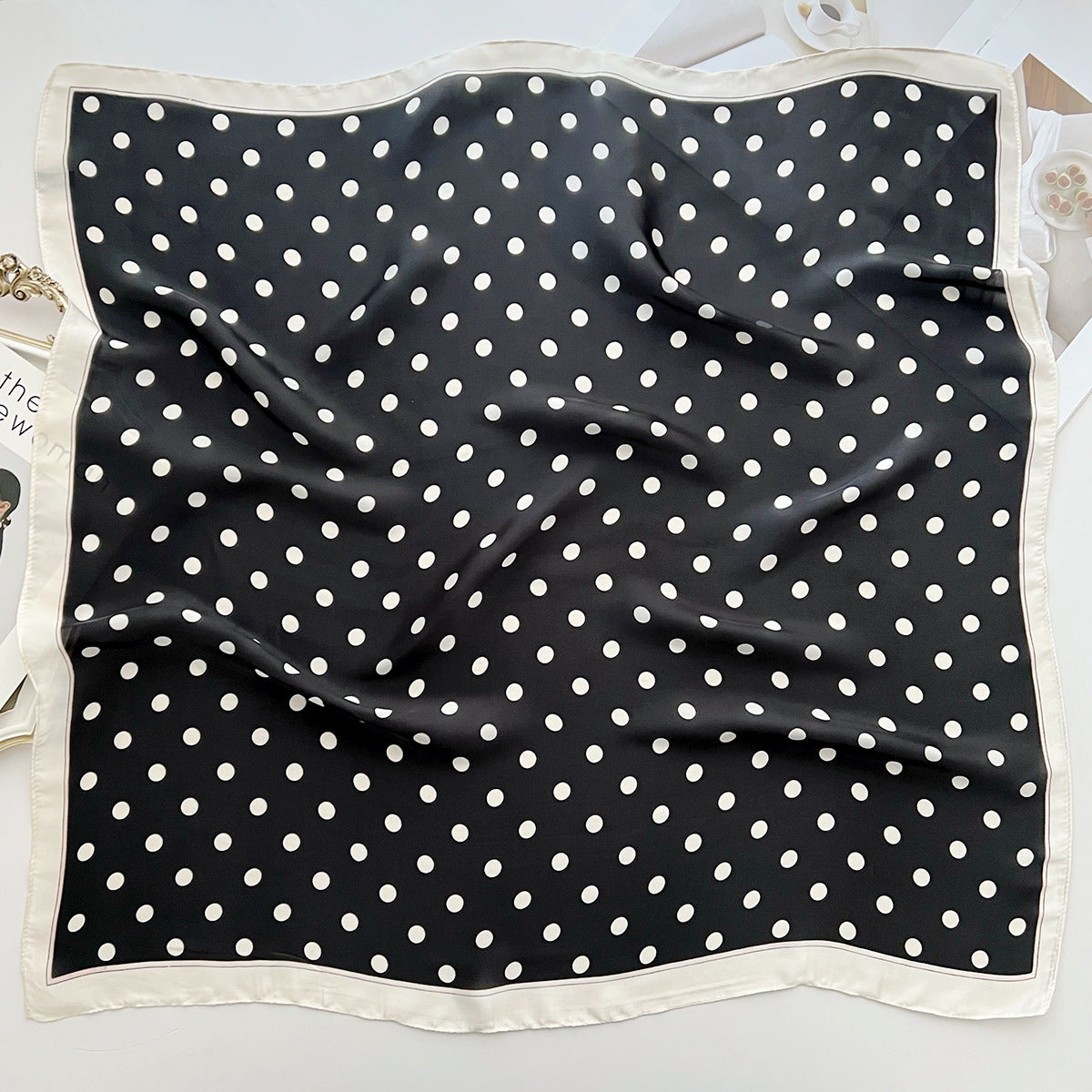 Bufanda de seda cuadrada pequeña con lunares y ondas sencillas a la moda para mujer