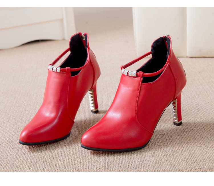 Chaussures à talons hauts à bout pointu et couleur unie pour femmes