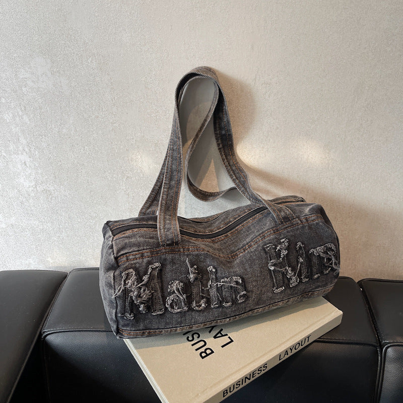 Bolsos de mezclilla con agujeros y bordado de letras vintage