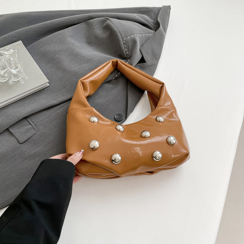 Bolso de mano con remaches de color liso para mujer, estilo urbano, de PU, para debajo del brazo
