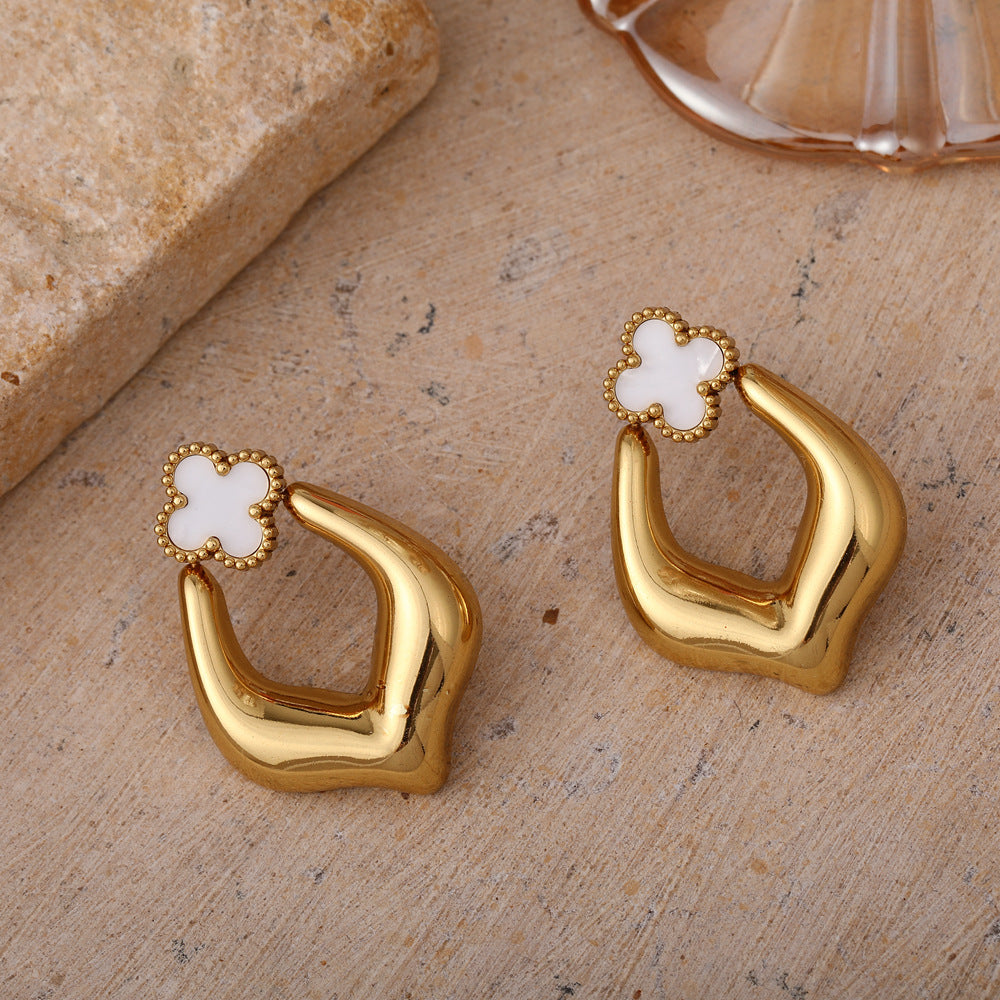 Boucles d'oreilles à tige en acier titane avec trèfle à quatre feuilles personnalisé