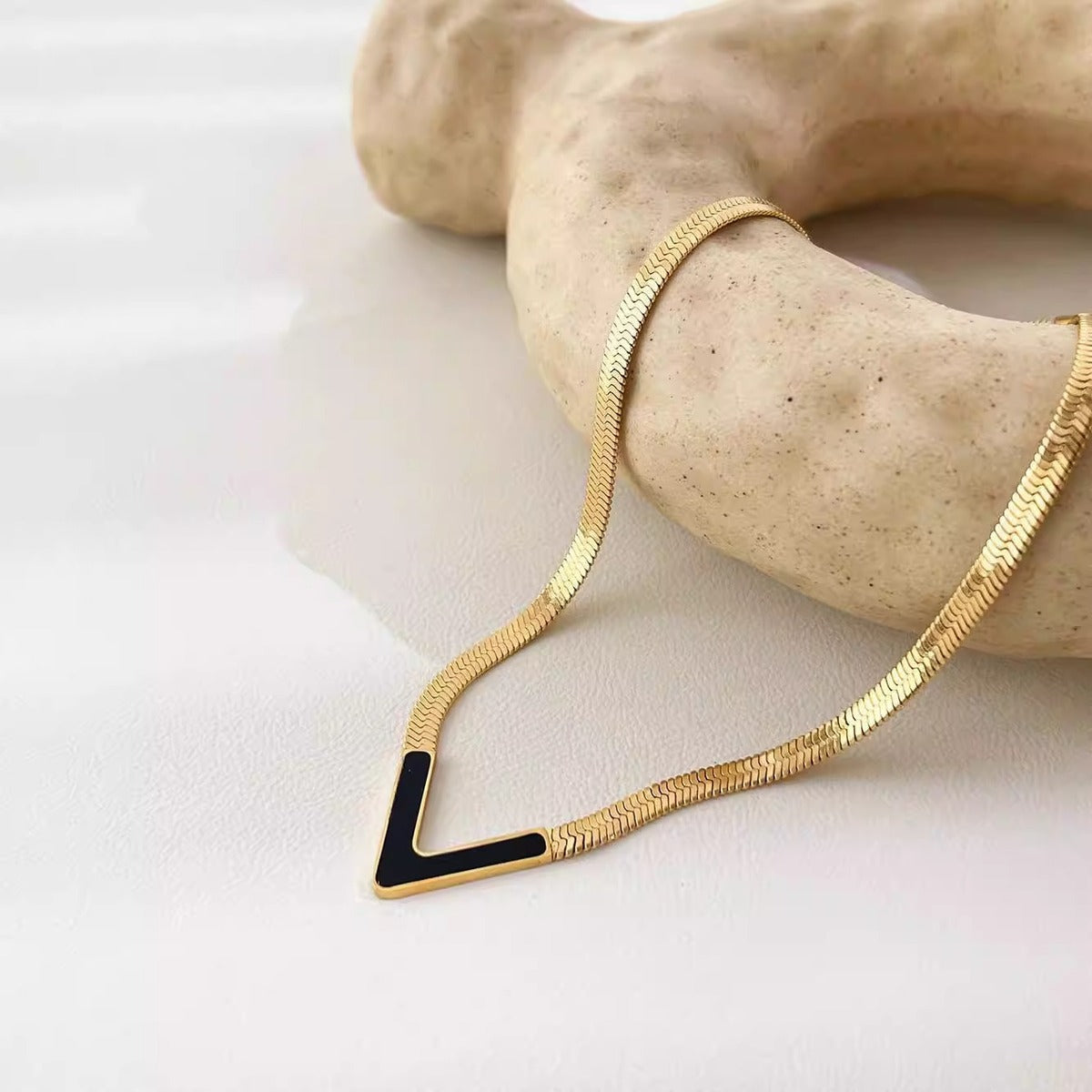 Collar en forma de V de acero y titanio para mujer