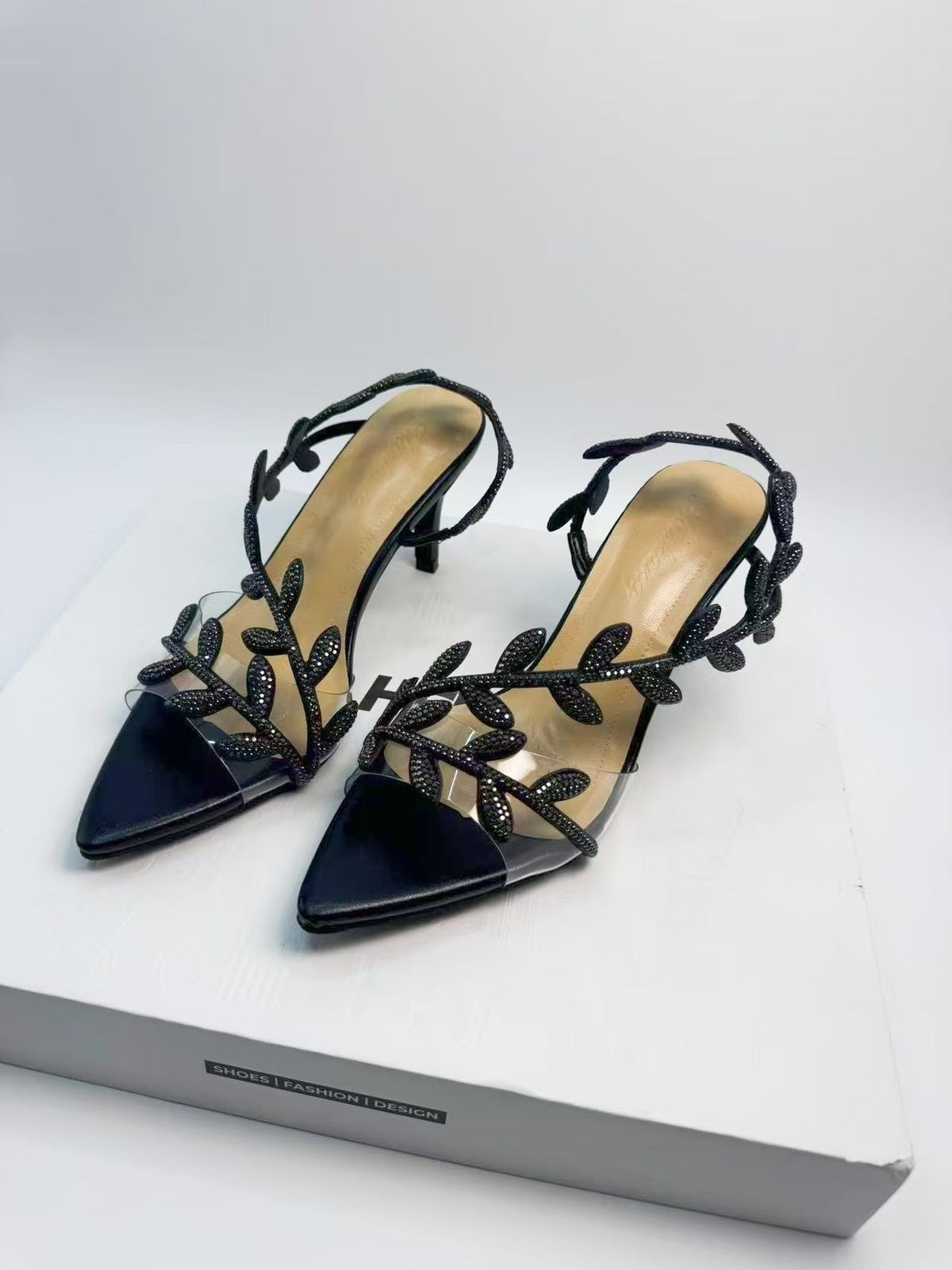 Tacones altos con punta puntiaguda y hojas de diamantes de imitación a la moda para mujer