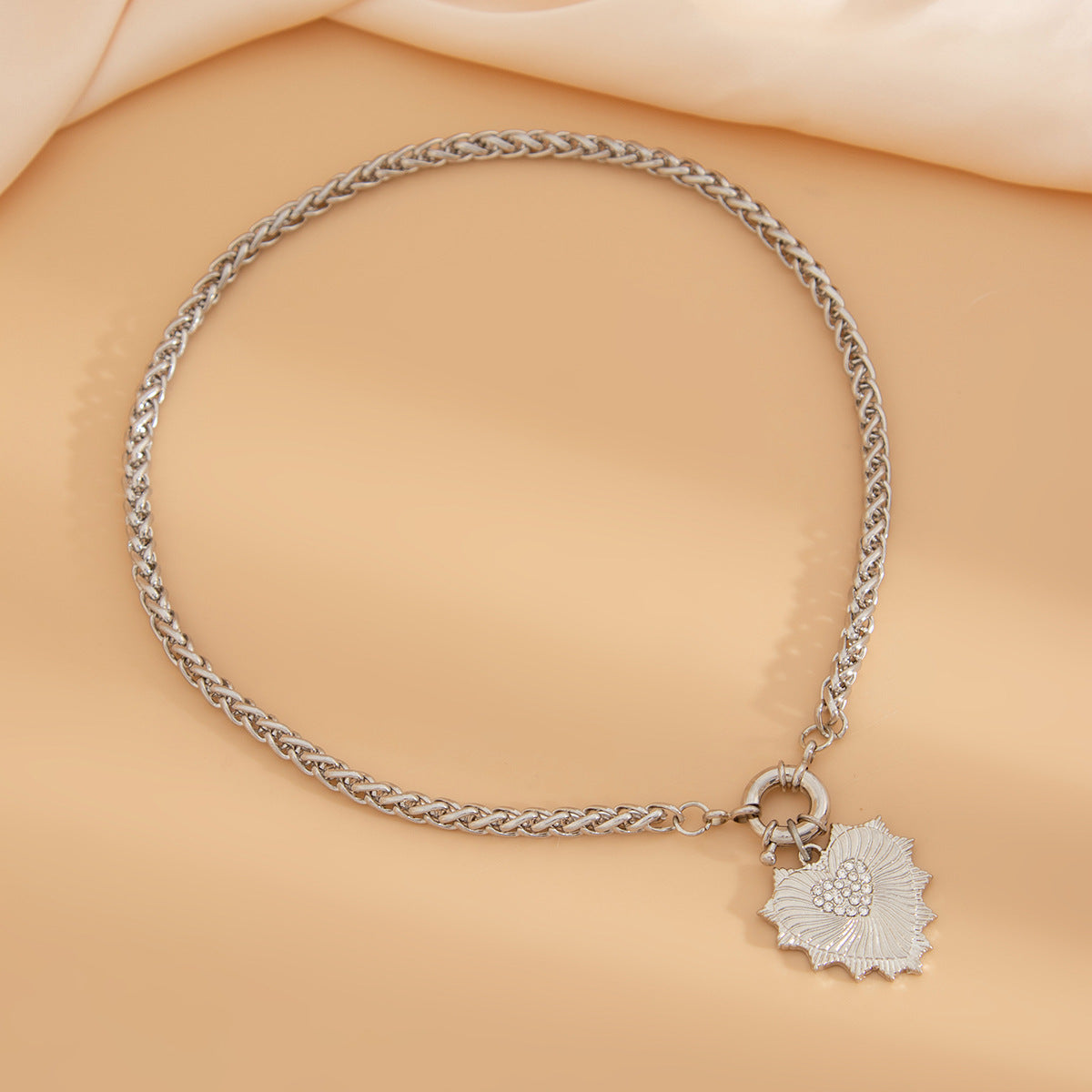 Collar y pulsera de metal con forma de corazón de moda