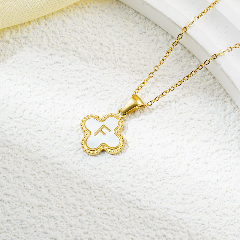 Collar de fritillaria blanca y negra con 26 letras de trébol de moda