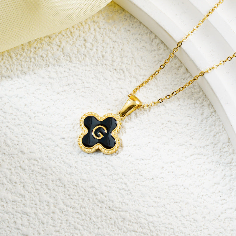 Collar de fritillaria blanca y negra con 26 letras de trébol de moda