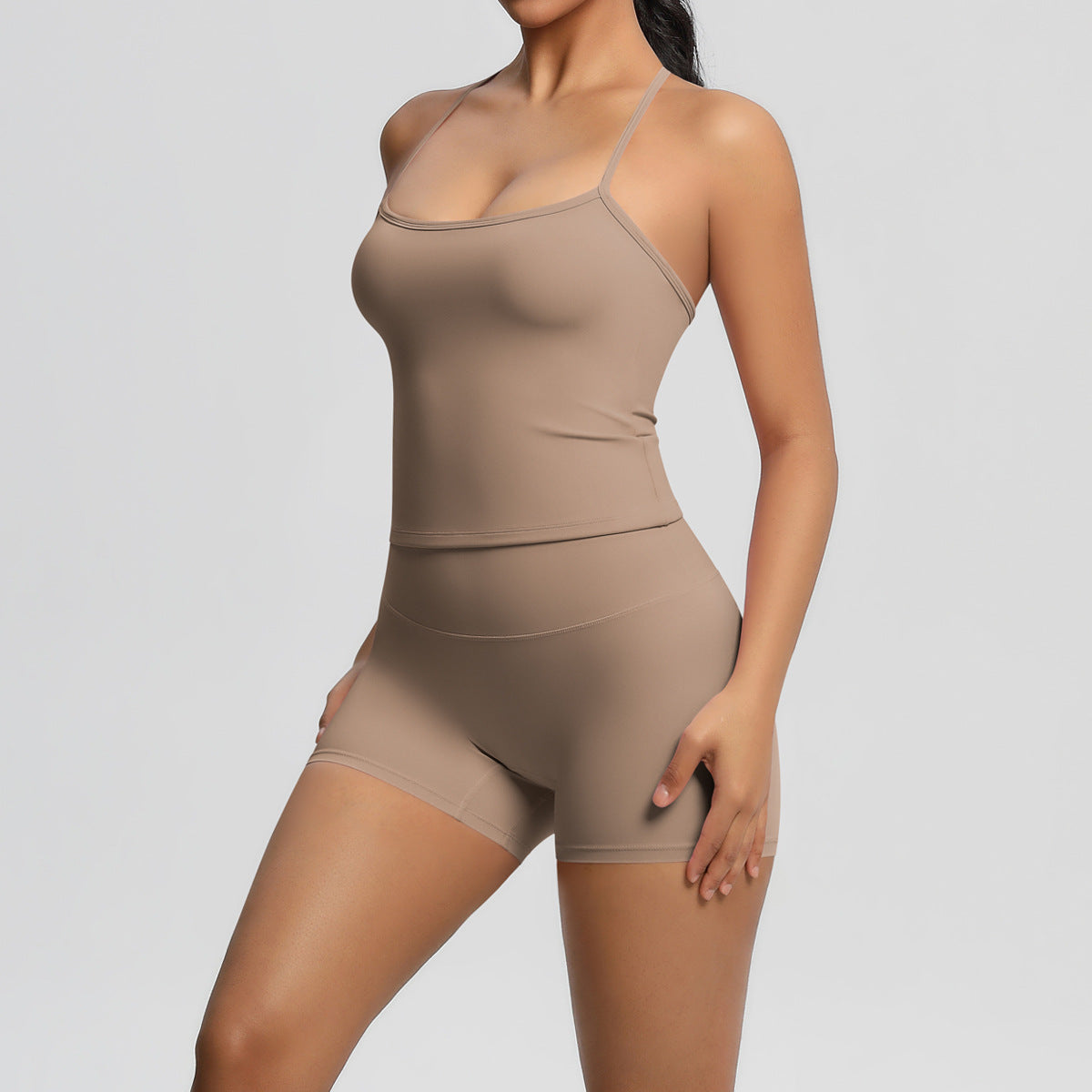 Conjunto de dos piezas de camiseta sin mangas informal con espalda descubierta y pantalones cortos ajustados para mujer
