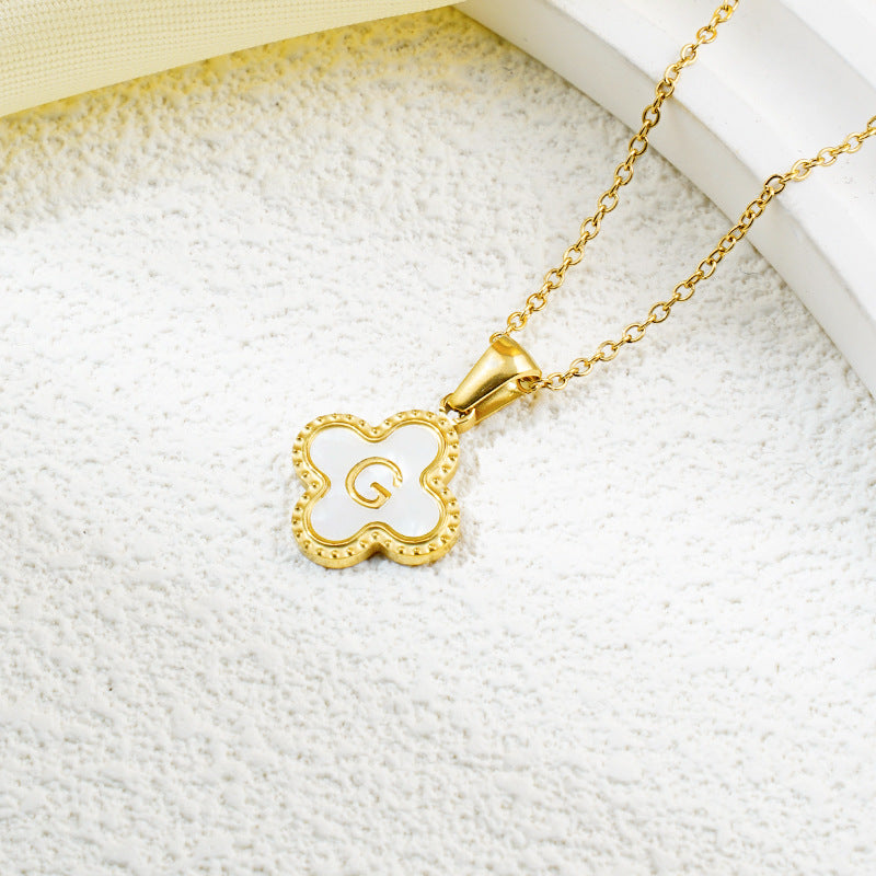 Collar de fritillaria blanca y negra con 26 letras de trébol de moda