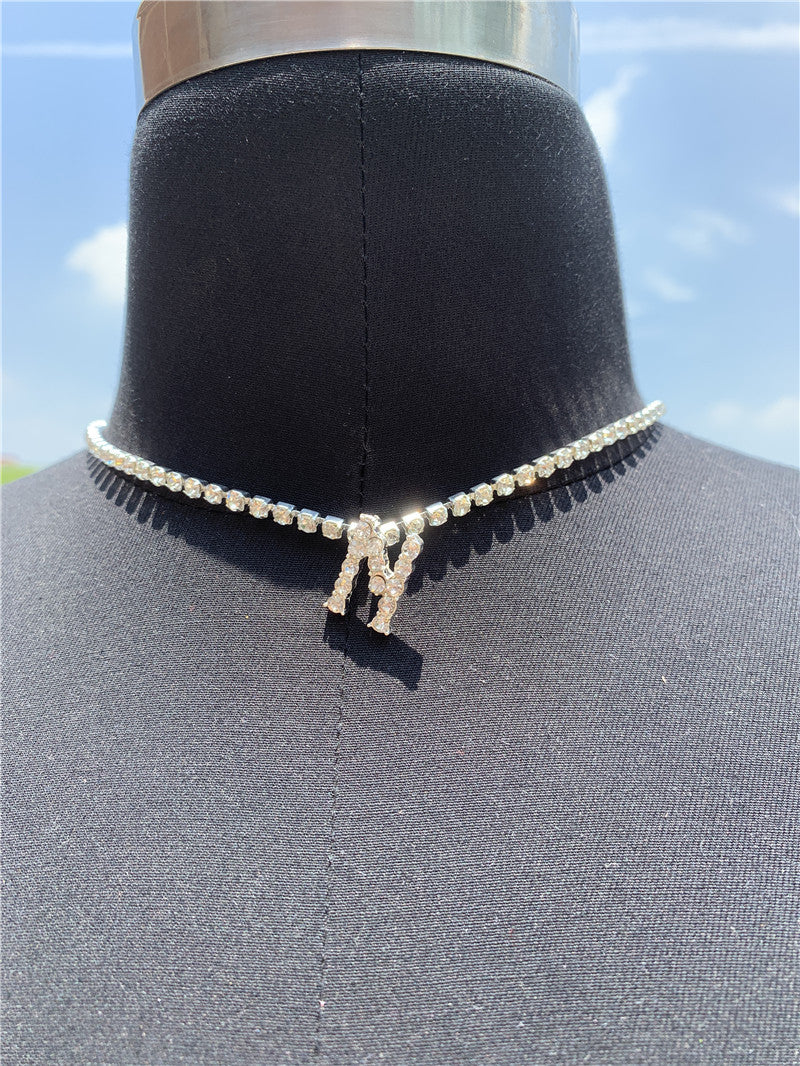 Collar con alfabeto de diamantes de imitación para mujer