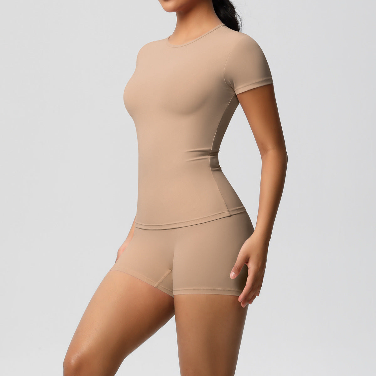 Conjunto de yoga informal para mujer: camiseta de manga corta y pantalones cortos ajustados de color liso