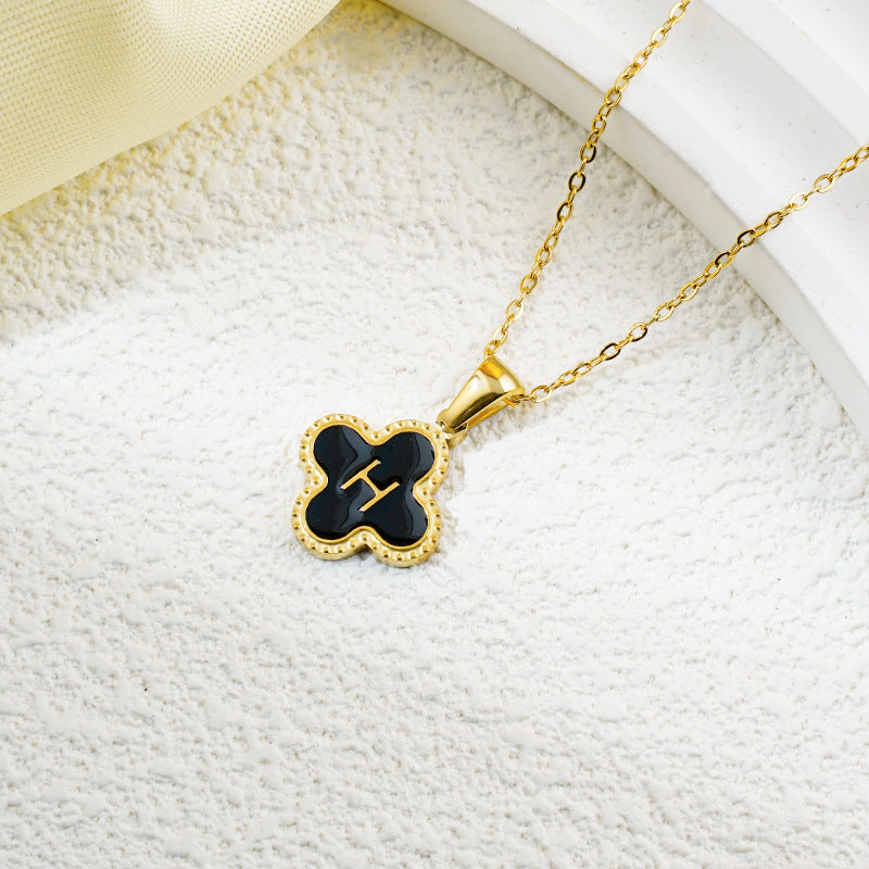 Collar de fritillaria blanca y negra con 26 letras de trébol de moda